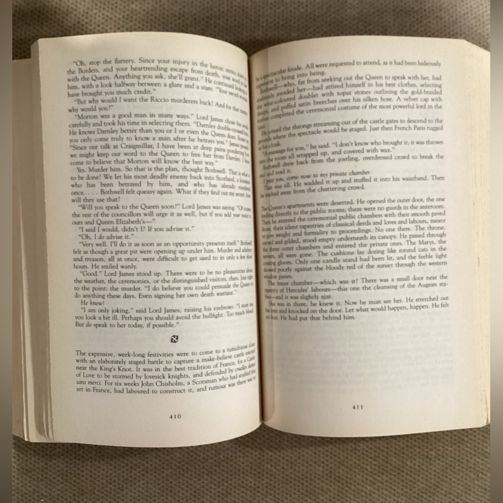 Mary Queen of Scotland & the Isles by Margaret George, Novel - Picture 3 of 5